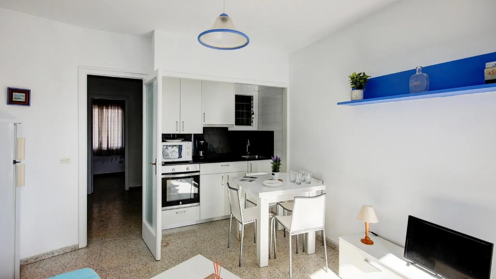 Posh Apartment In Central Location Roses Spanje
