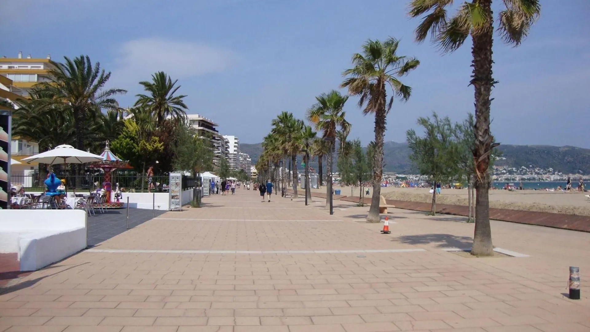 Posh Apartment In Central Location Roses Spanje