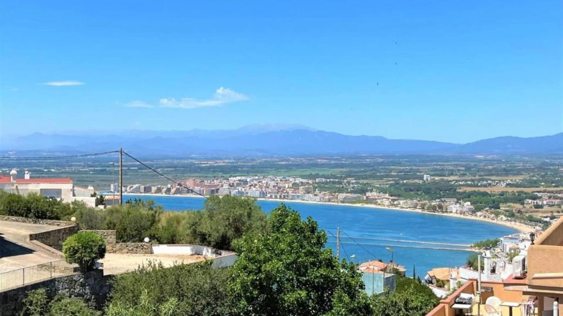 Posh Apartment In Central Location Roses Spanje