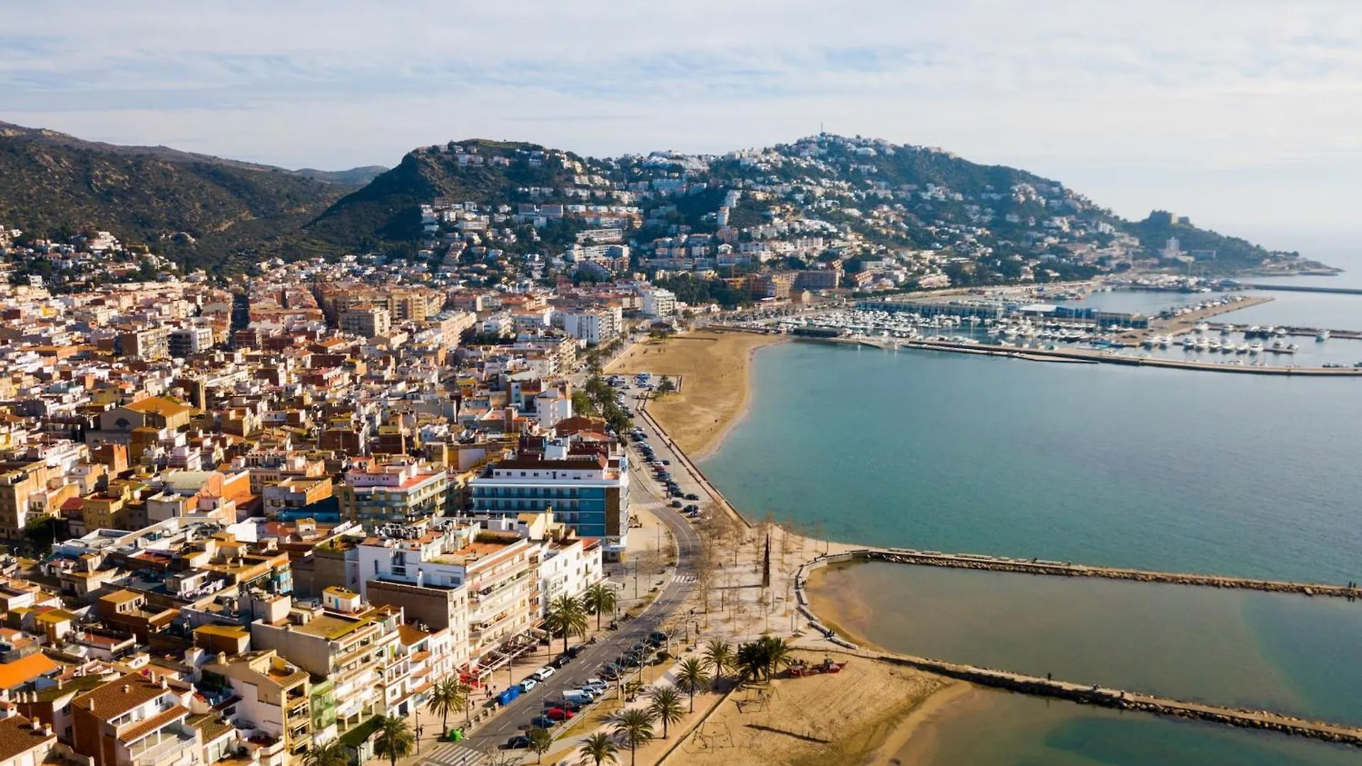 Posh Apartment In Central Location Roses Spanje